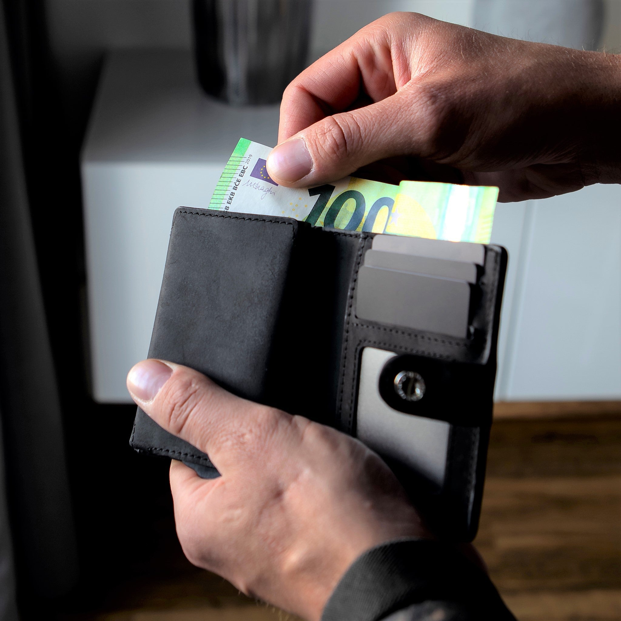 MAGATI Slim Wallet NAGA mit AirTag Case und Kartenetui